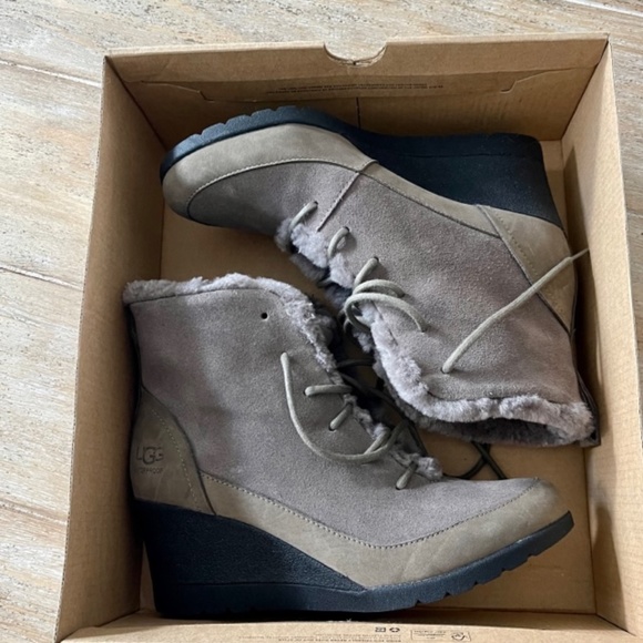 UGG Lace Up Waterproof Wedge Boot (W Bridgit) in Gray, Size 7 - Picture 3 of 6